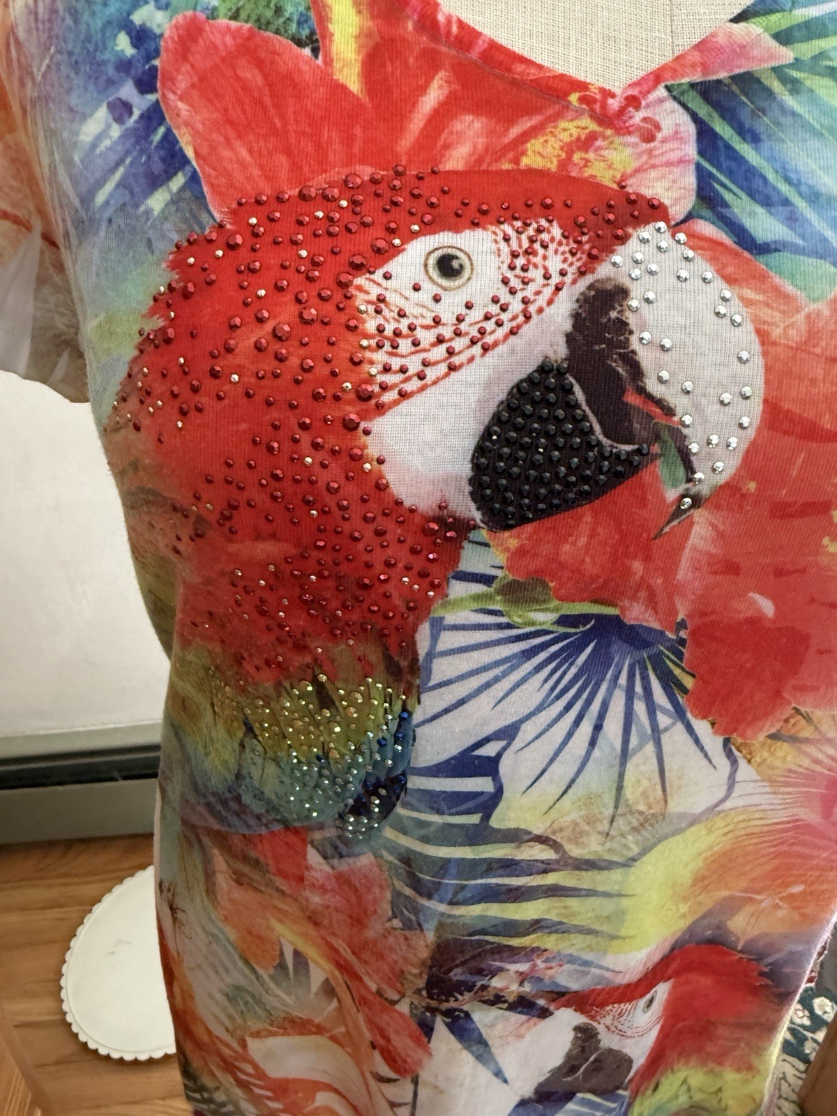 Laura Scott Women Size 2X Short Sleeve V Neck Beaded Parrot Preppy Colorful Top