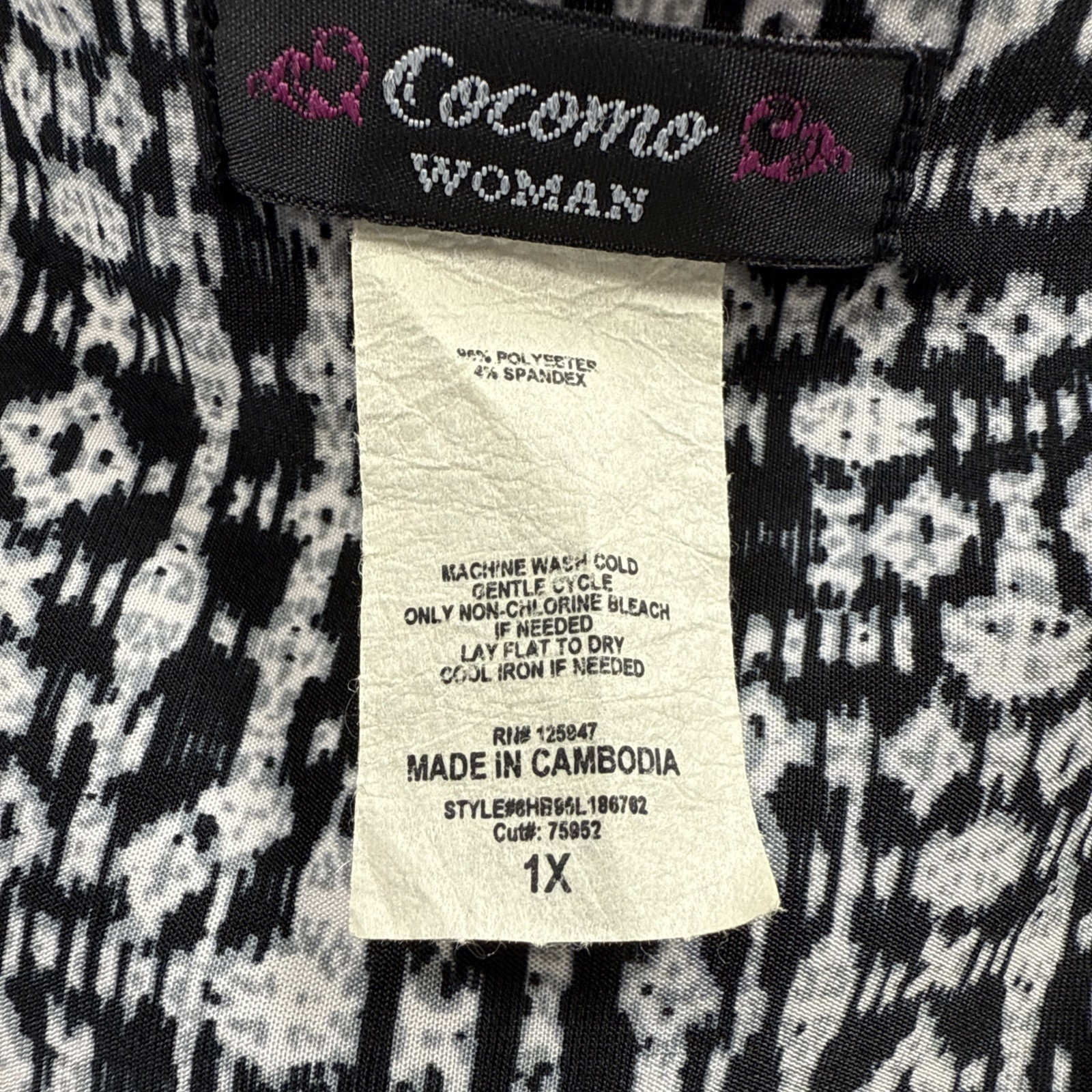Cocomo Women’s Top Size 1X Black White Ruched 3/4 Sleeves Criss Cross Neckline