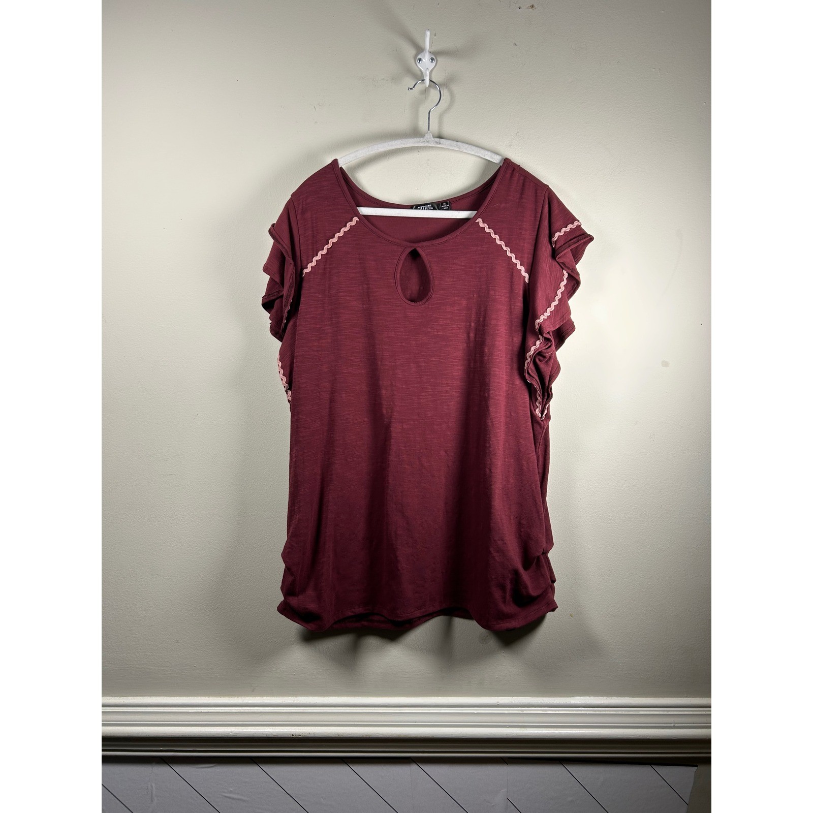 CURE Flutter Sleeve Blouse Womens 1XL Burgundy Modern Ric Rac Keyhole Slub Knit