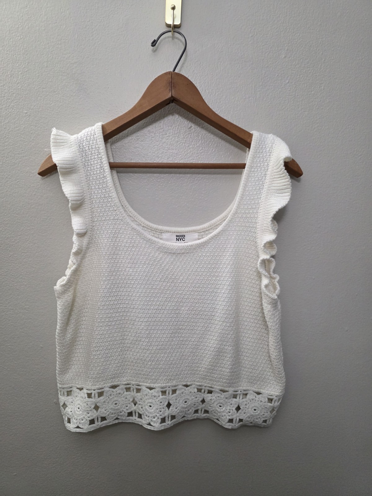 Madden NYC Beige Knit Sleeveless Blouse Women’s Size XL Embroidered Trim Top