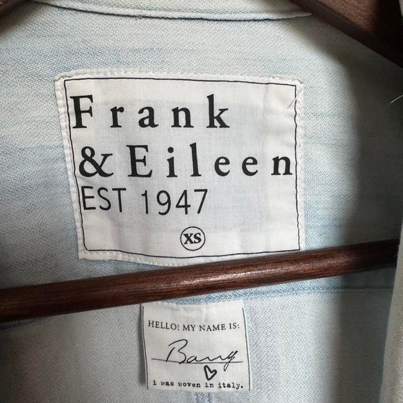 Frank & Eileen Barry Light Wash Denim Chambray Button Down Shirt XS