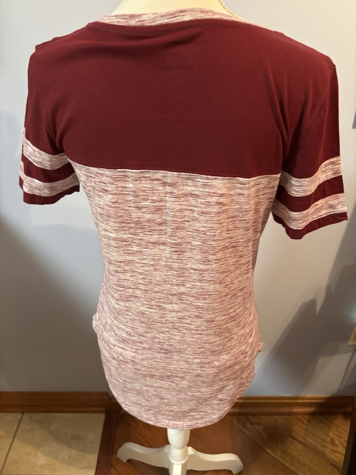 New Era Cleveland Cavaliers Women’s Top Sz Med EUC Burgundy Short Sleev