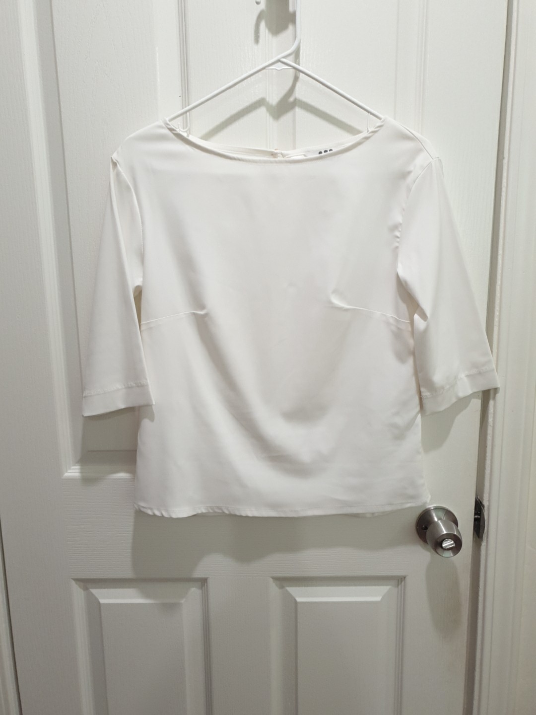 Three Dots Off White Top 3/4 Sleeves Back Closure Button Size XS Women’s