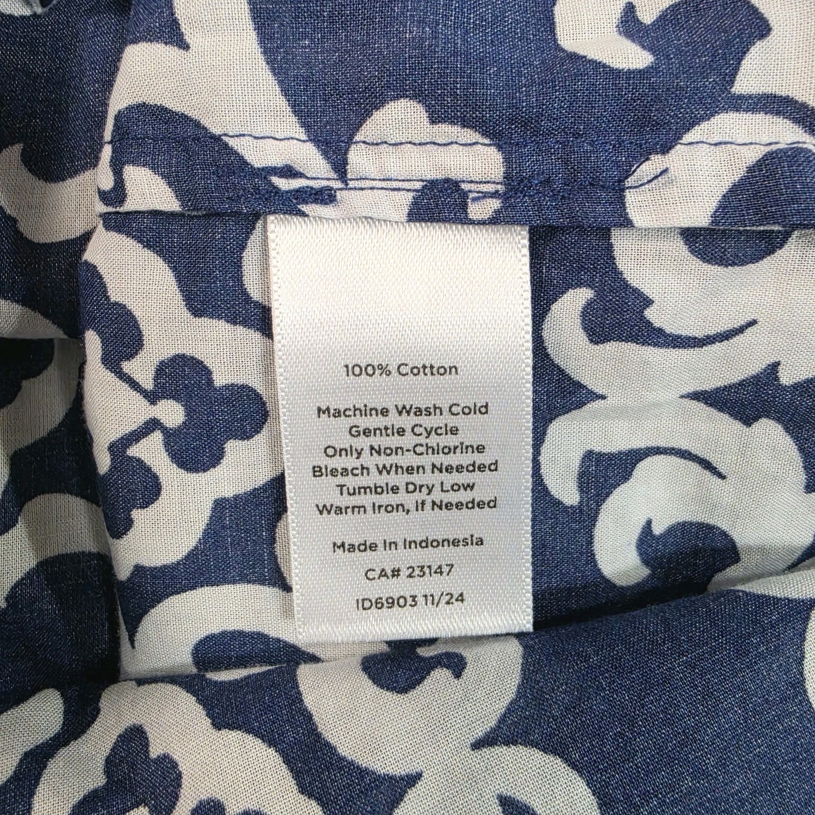 Talbots Modern Classic Shirt Womens Medium Blue Medallion Flip Cuff Preppy
