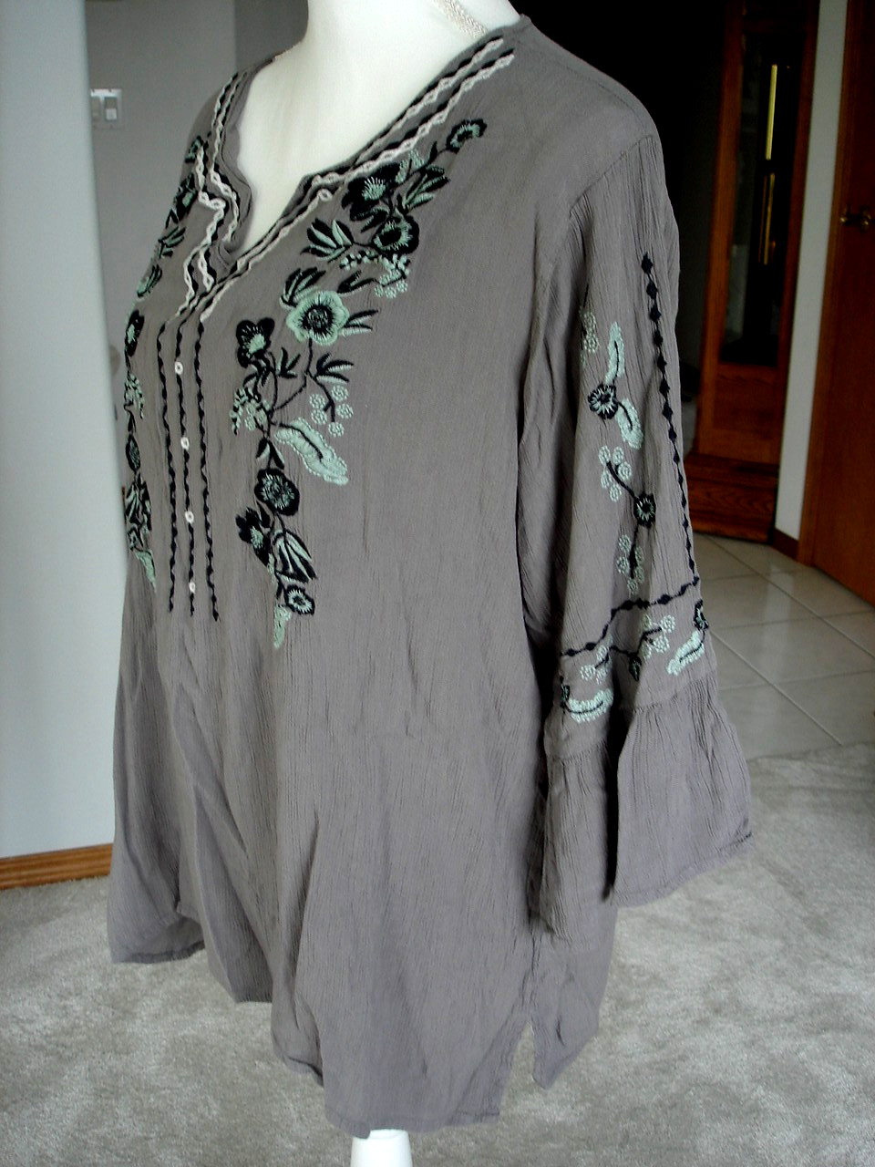 Cute Options Woman’s Gray Embroidered Black & Teal Flowers Size XL