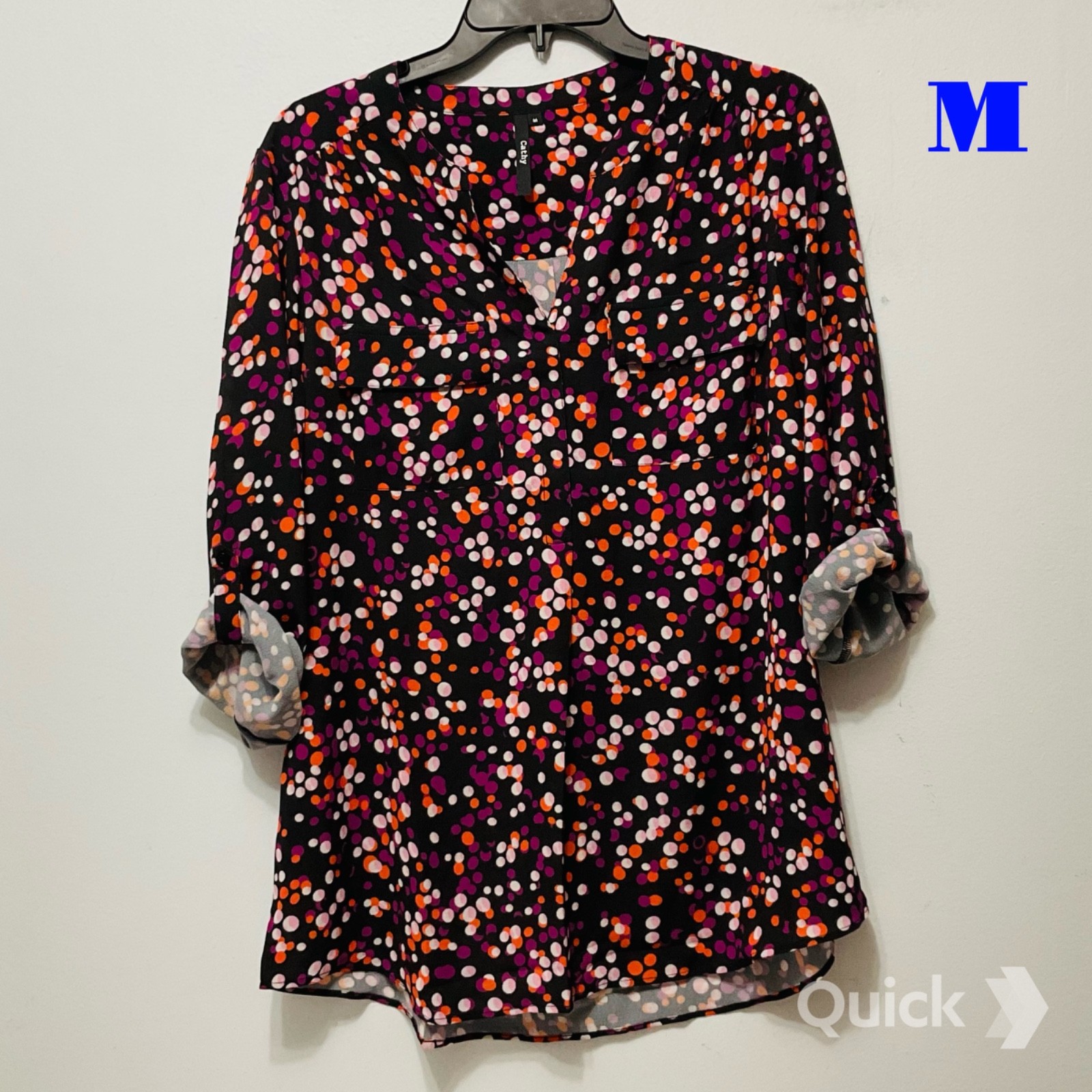 sz M – New Polka Dots 3/4 Roll-Tab Sleeve Top