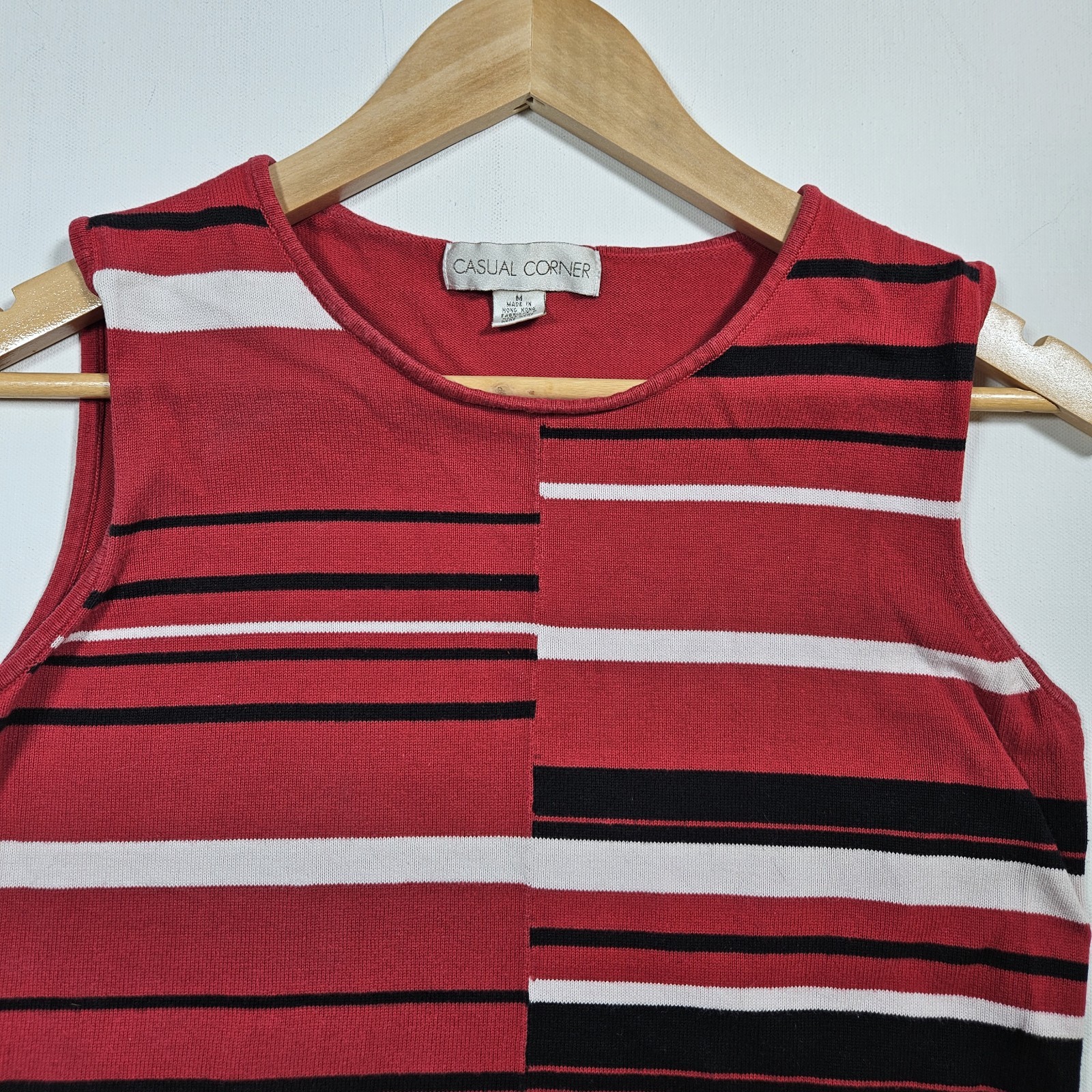 Casual Corner Knit Tank Top Womens Medium Red Striped Sleeveless Shell Pullover