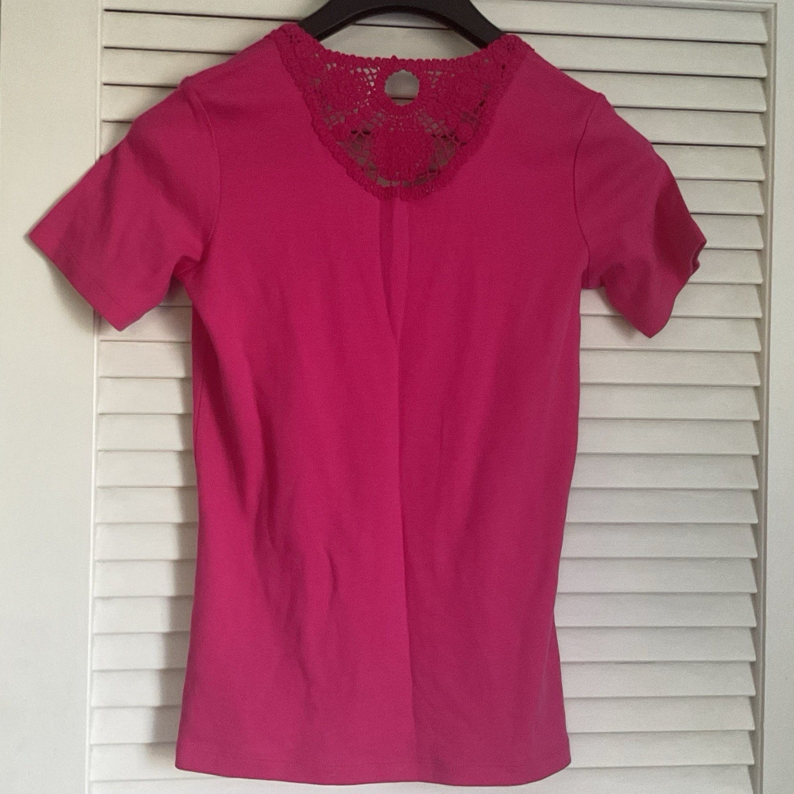 Women’s Small Liz Claiborne Crocheted Tee Shirt Fushia