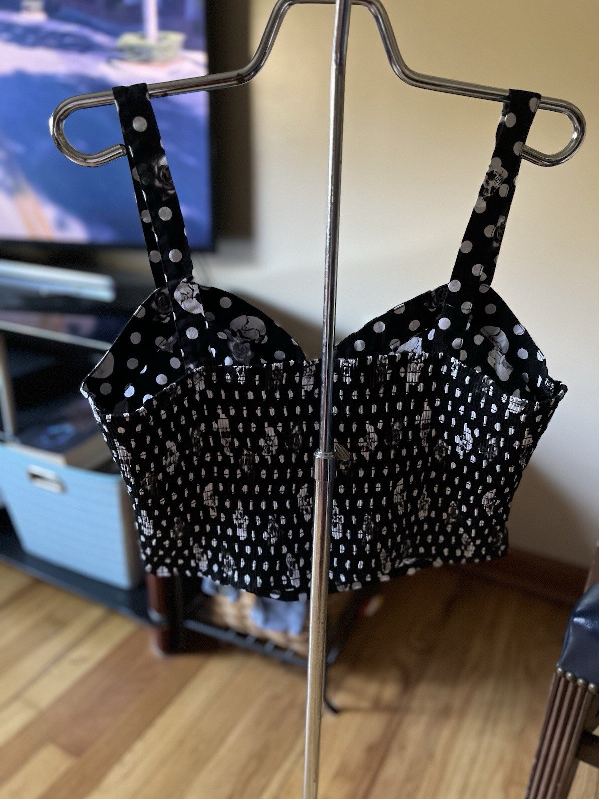 Hot Topic Black W/Skulls & Poka Dots Short Crop Top Women’s Size XL CUTE