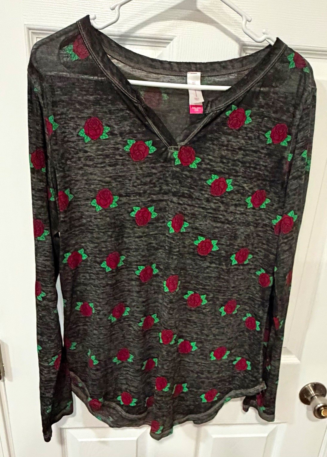No Boundaries Women’s Juniors XXL/2XG (19) Gray Rose Floral V-Neck Top
