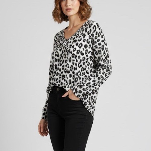 NWT GIBSONLOOK Fleece Sweater Ivory Black Animal Print V-Neck Top Small Womens