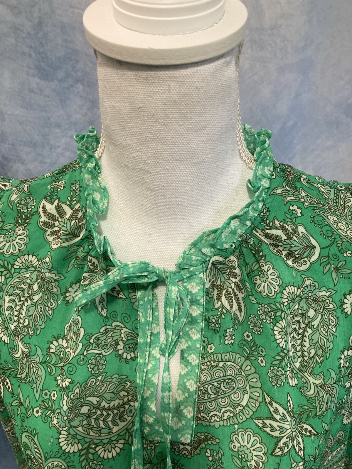 Cupcakes & Cashmere Green Paisley Ruffle Blouse Top XS EUC Puff Sleeve Tie Neck