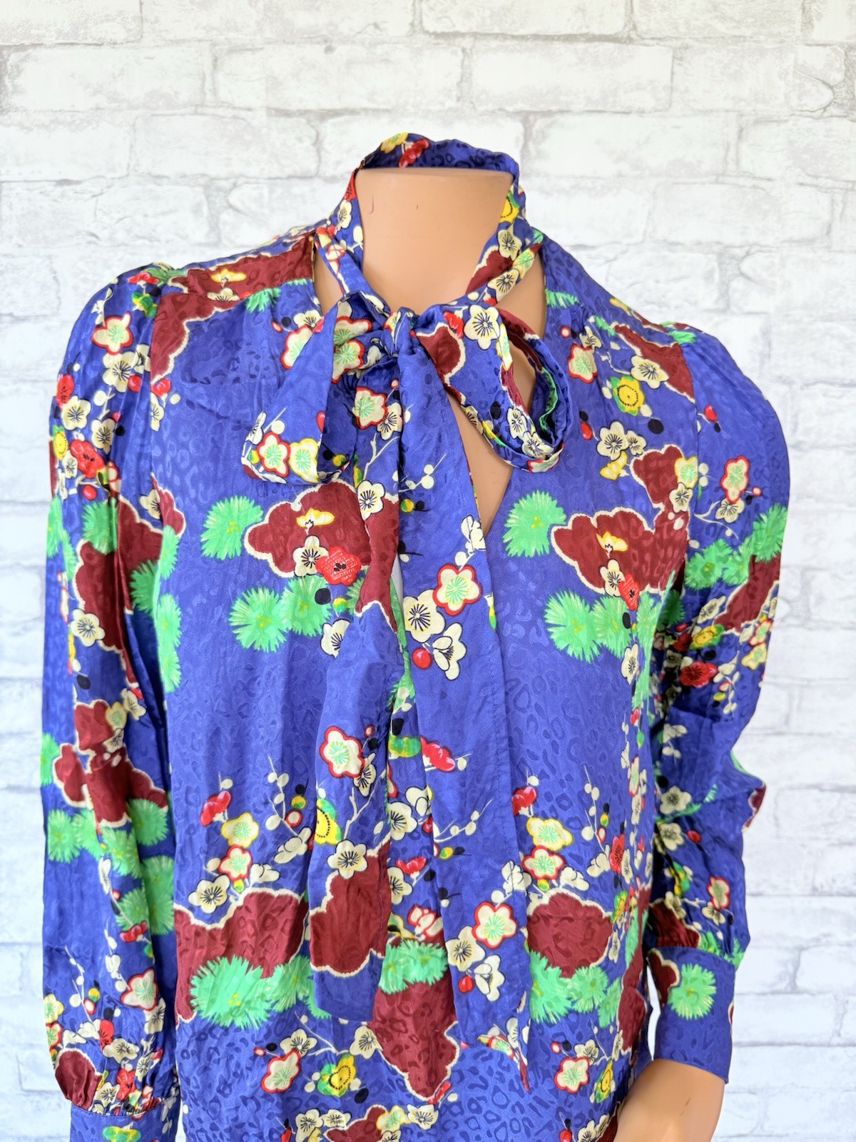 RIXO London Ivy Top in Blue Cherry Blossom Print, Silk Tie Neck Blouse Sz Small