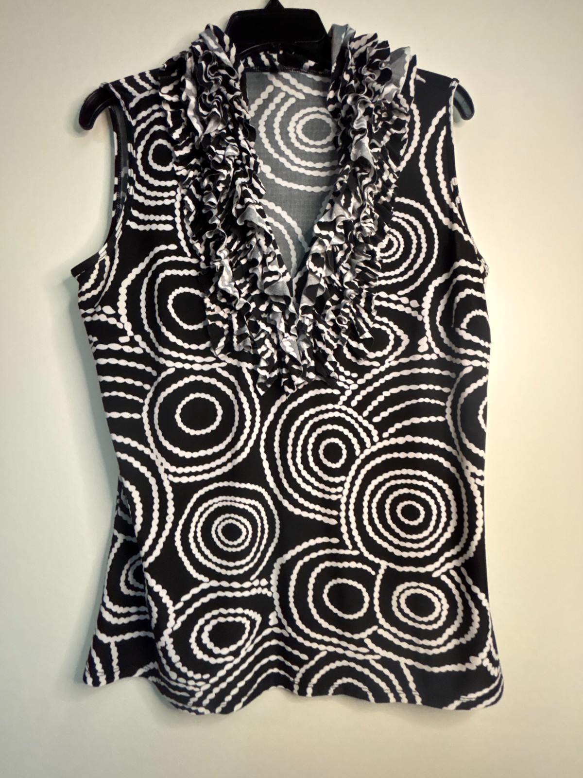 Milano Women’s Size M Black & White Sleeveless Top Blouse Ruffled V-neck Size M