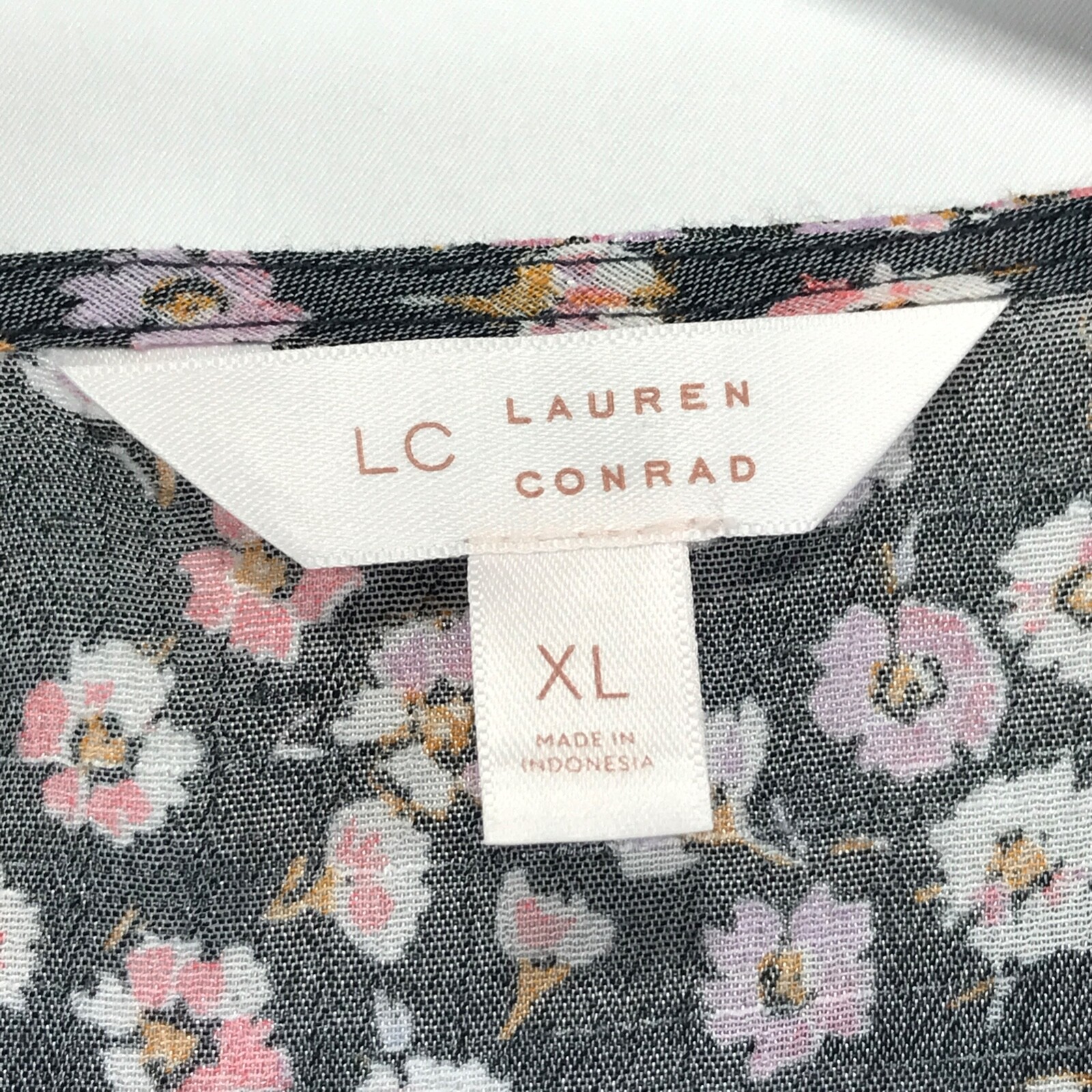 Lauren Conrad Back Slit Blouse Women’s XL Gray Pink Floral 3/4 Sleeve Pullover