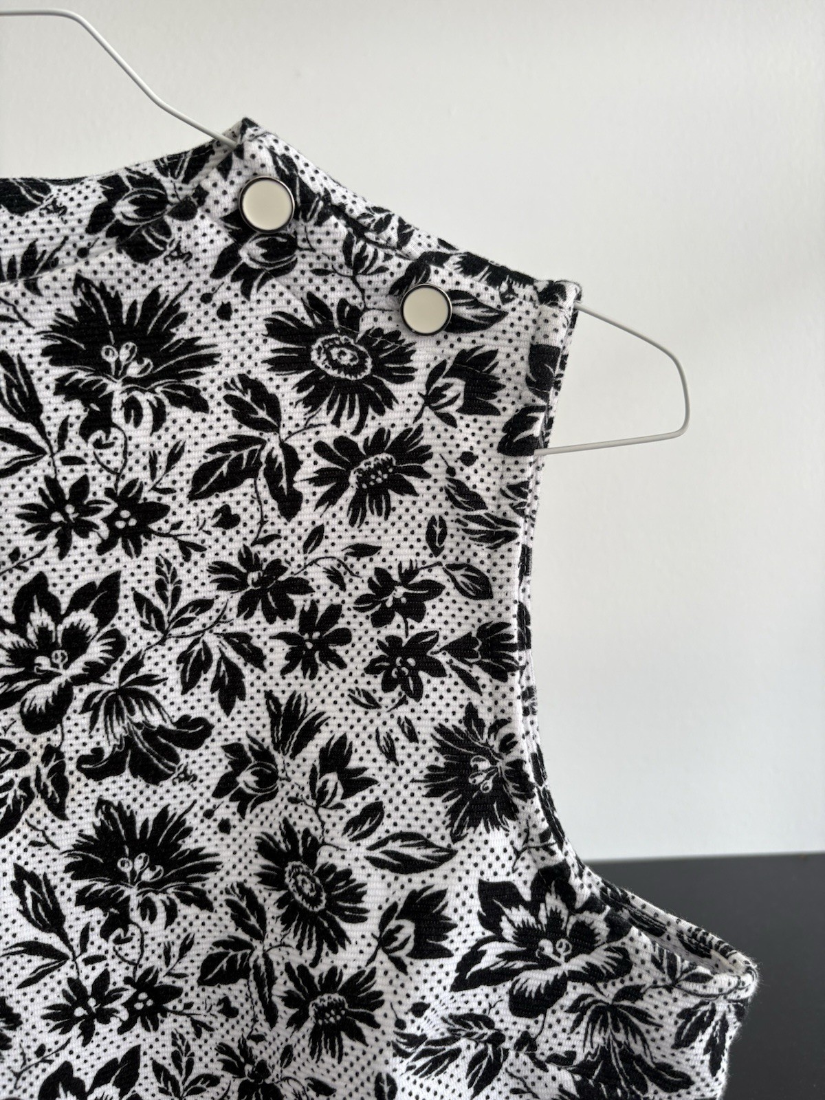 Talbots black & white floral dot print button detail funnel neck top size medium