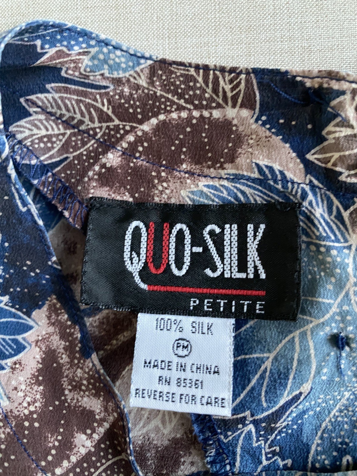 Vintage Quo-Silk 100% Silk Blouse Sz Petite M Fall/Leaf Pattern Shoulder Pads