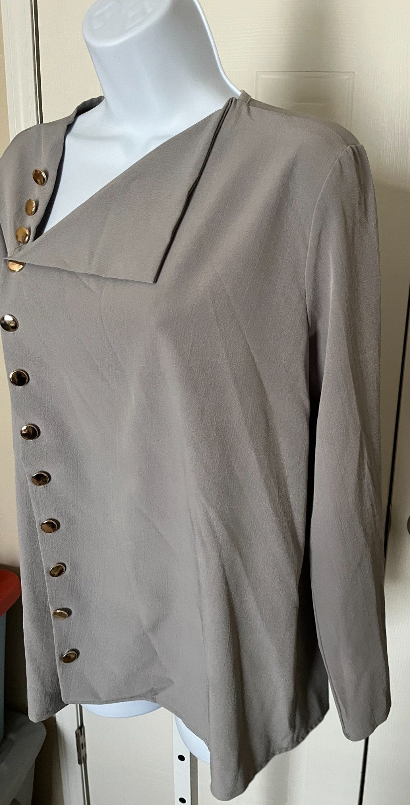 WOMEN’S GRAY ASYMMETRICAL BLOUSE SZ S–GOLD BUTTONS-STATEMENT COLLAR-LONG SLEEVES