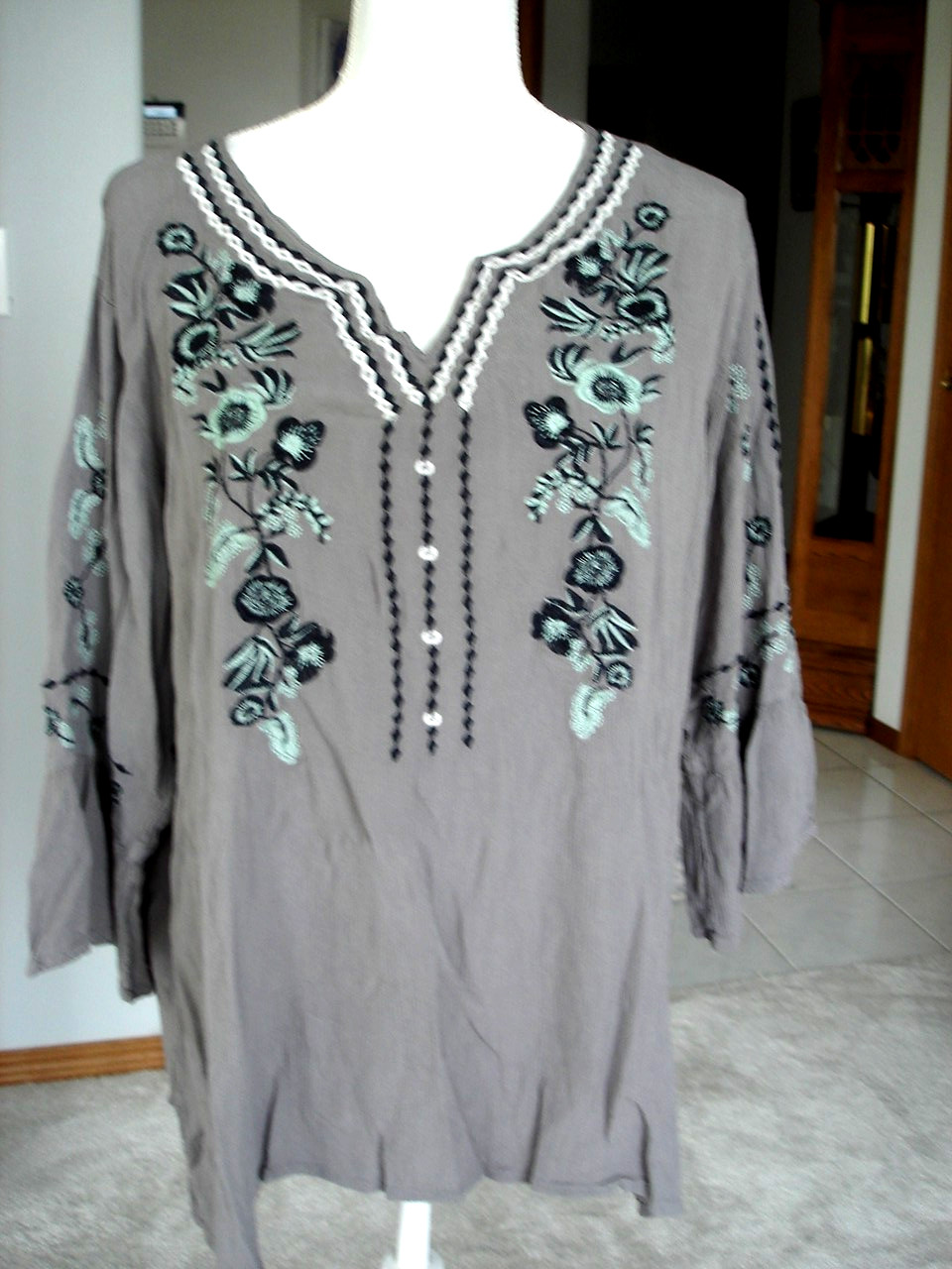 Cute Options Woman’s Gray Embroidered Black & Teal Flowers Size XL