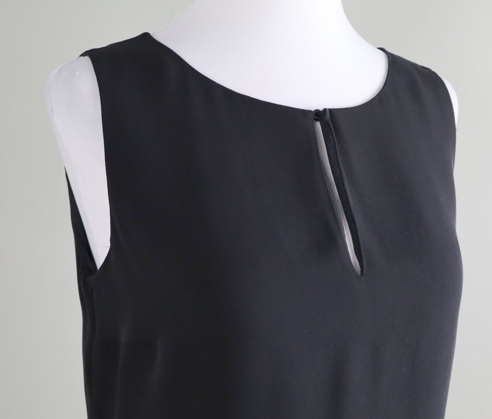 CHICO’S Black Label $119 Solid Black Silk Tiered Keyhole Top Size US 4