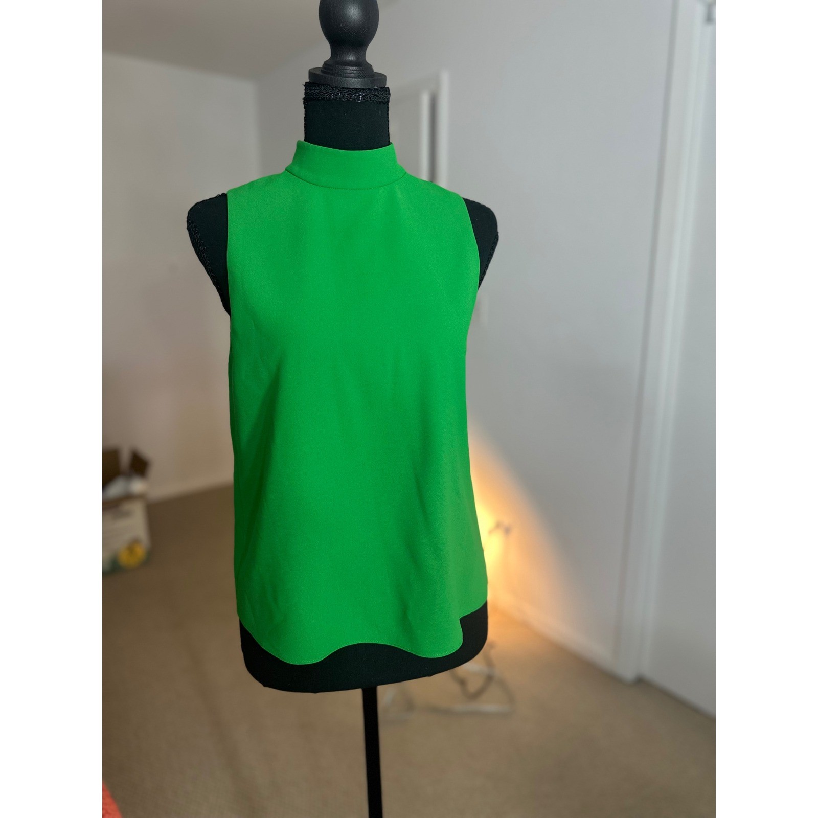 Alice + Olivia Green Mock Neck Sleeveless Top Exposed Back Zipper Shell Sz 2