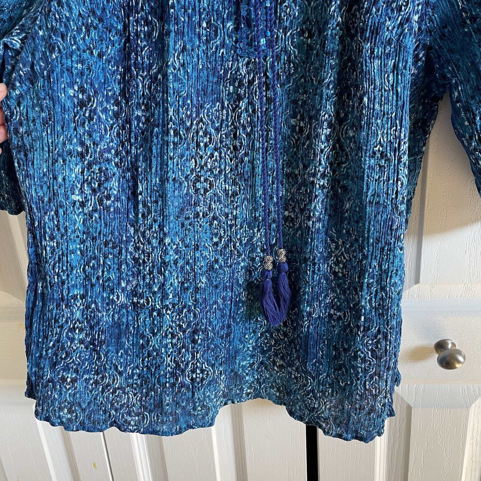 Catherines Tunic Top Women’s 1X Blue Paisley Tassel Tie Sequin Slit Lightweight