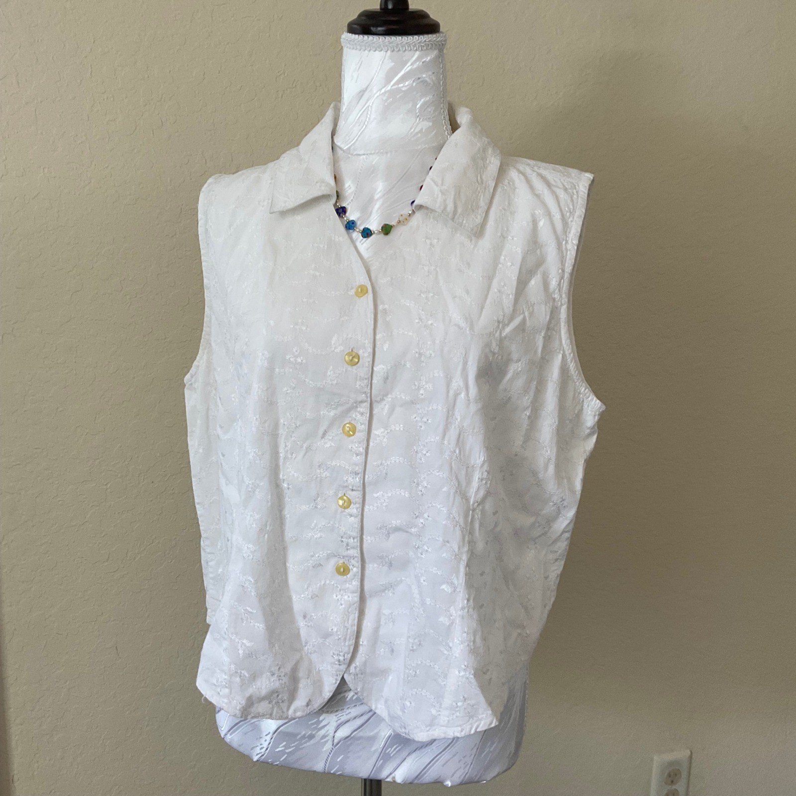Vintage Erika Studio Womens Large White Embroidered Sleeveless Button Front Top