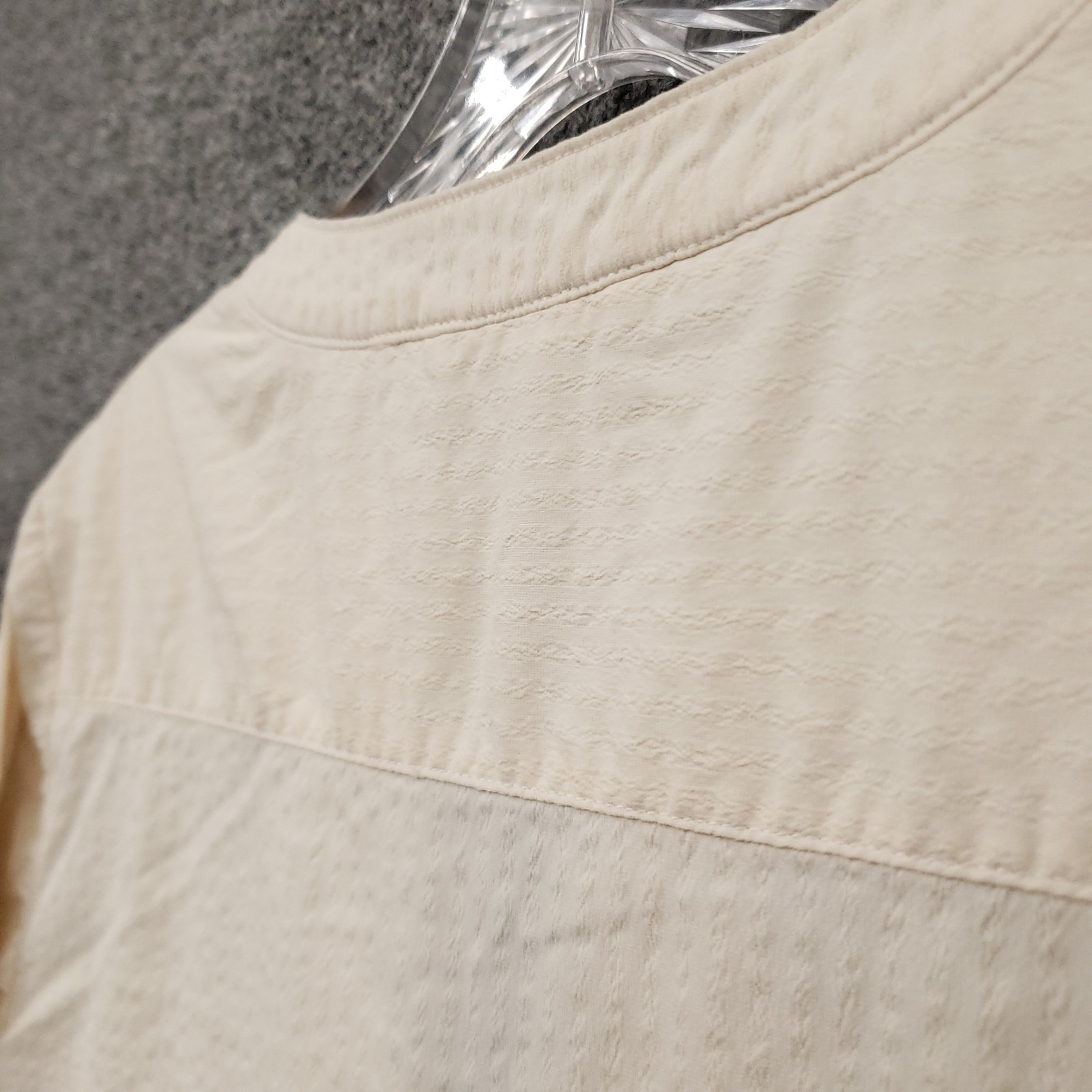 Vineyard Vines Performance V Neck Blouse Womens Medium Beige Textured Stretch
