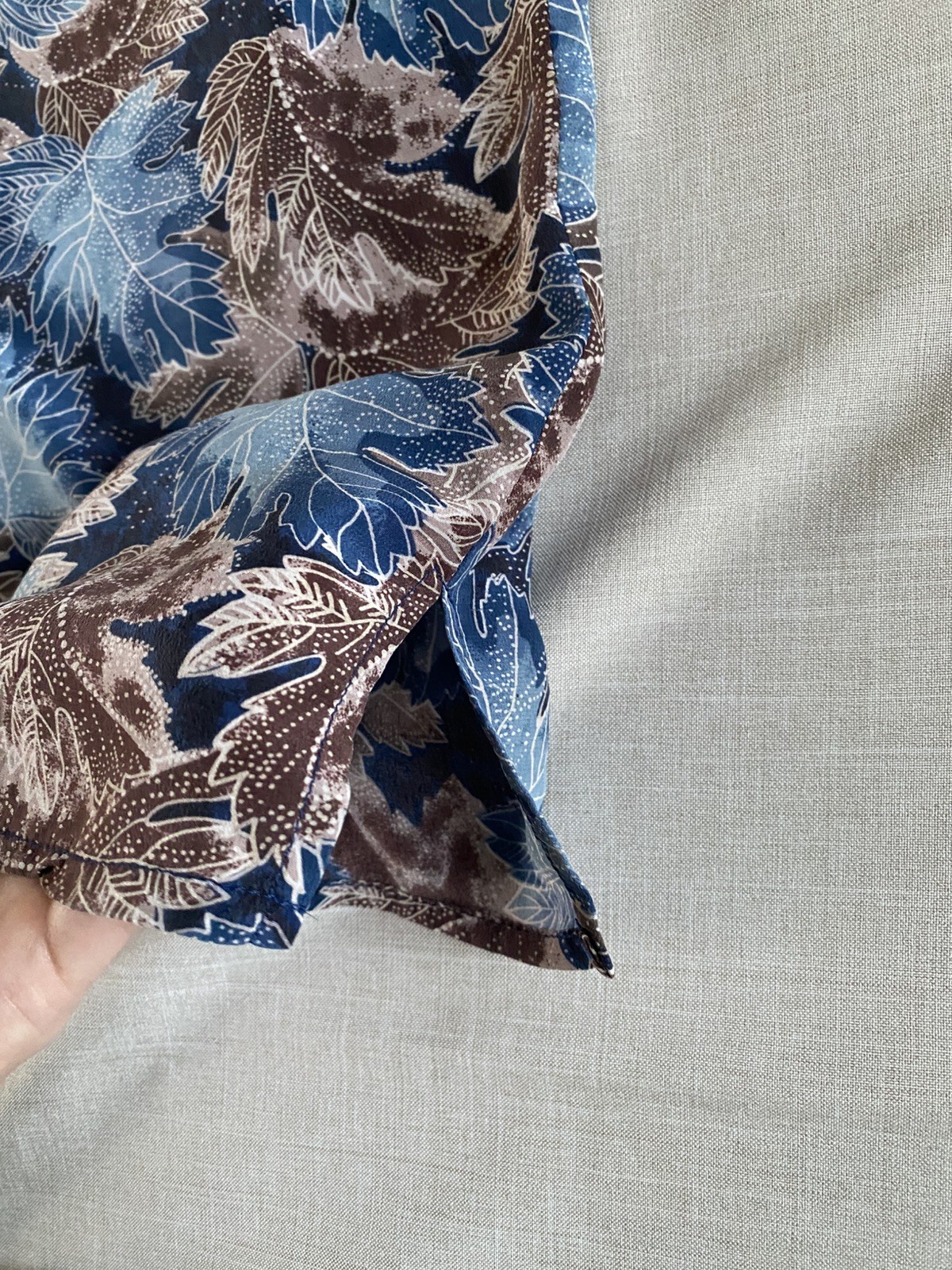 Vintage Quo-Silk 100% Silk Blouse Sz Petite M Fall/Leaf Pattern Shoulder Pads