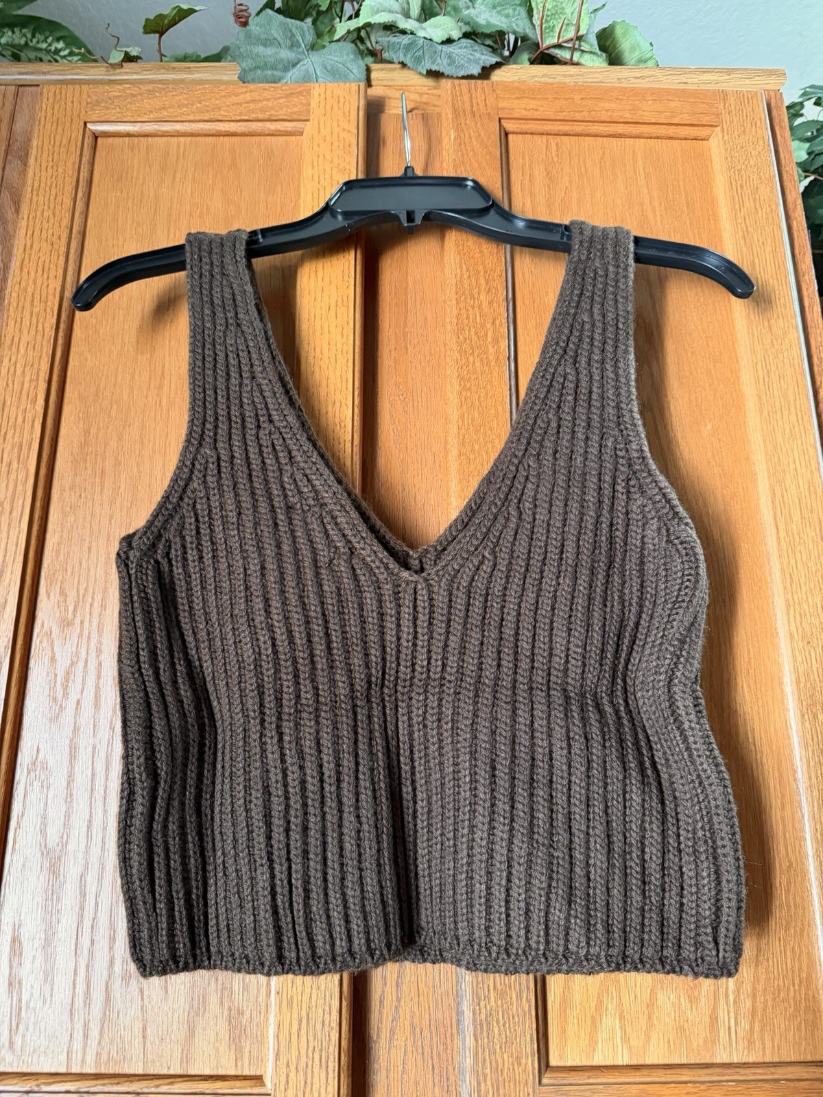 The Drop Womens Sylvia V-Neck Rib Sleeveless Crop Top Sweater Coffee Bean Large