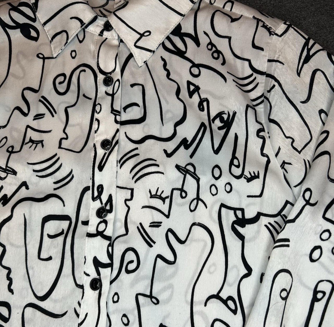 Rabbit Rose White & Black Abstract Face Button Up Women’s Small