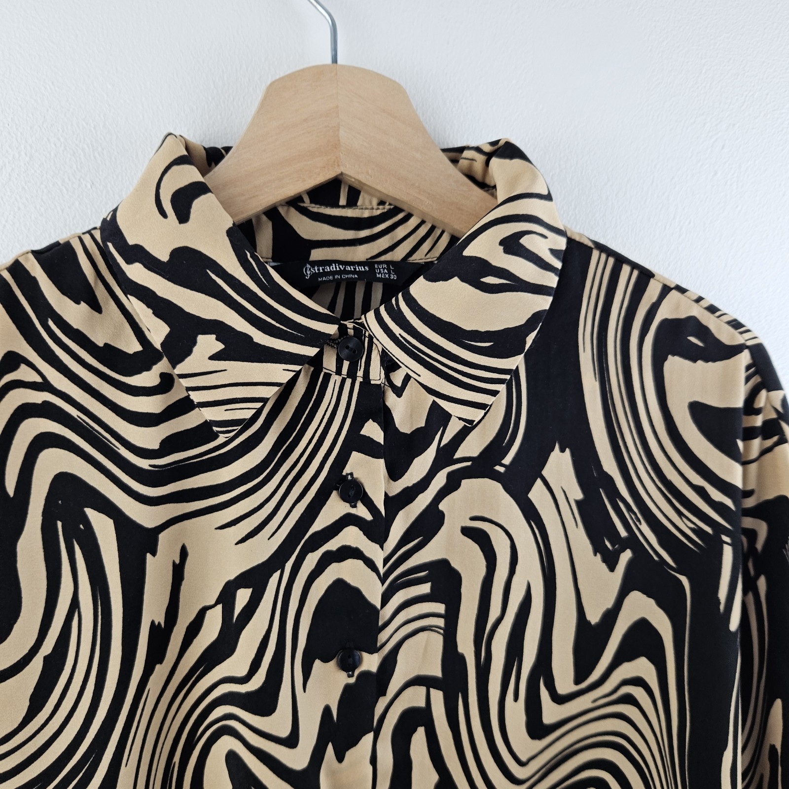 Stradivarius Beolige And Black shirt abstract liquid print Size Large