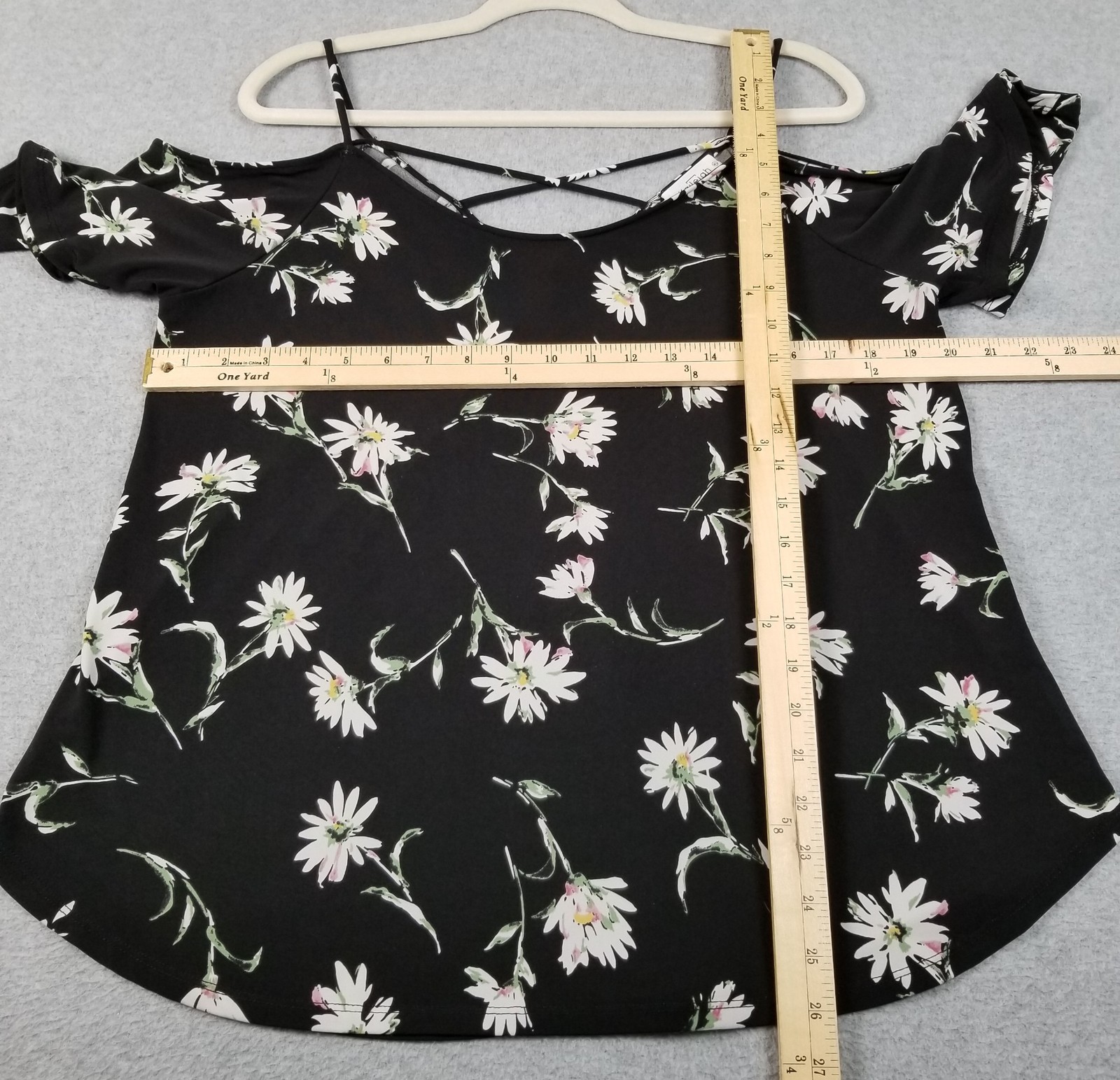 Kaileigh Top Women’s Extra Large XL Black White Floral Daisies Stretch Spring