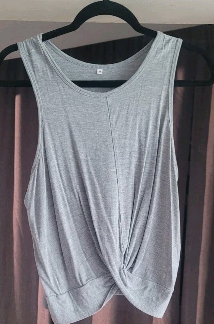 Women’s Sleeveless Light Gray Cropped Shirt Size Medium Casual Activewear Ruched