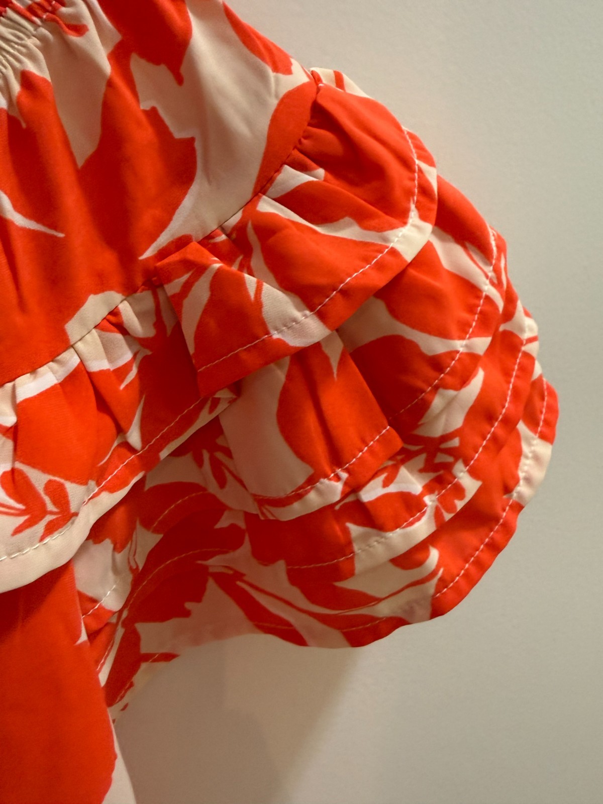 AVARA‎ (Cara) Cute Summer Top Ruffle Neck Tie Puff Sleeve Size Small NWT