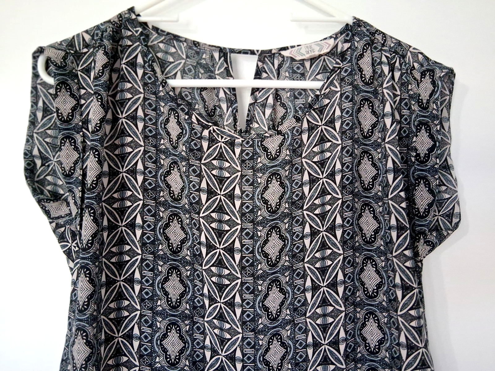 Sz M black, tan, light blue geo print sleeveless blouse by Pink Rose. Excellent