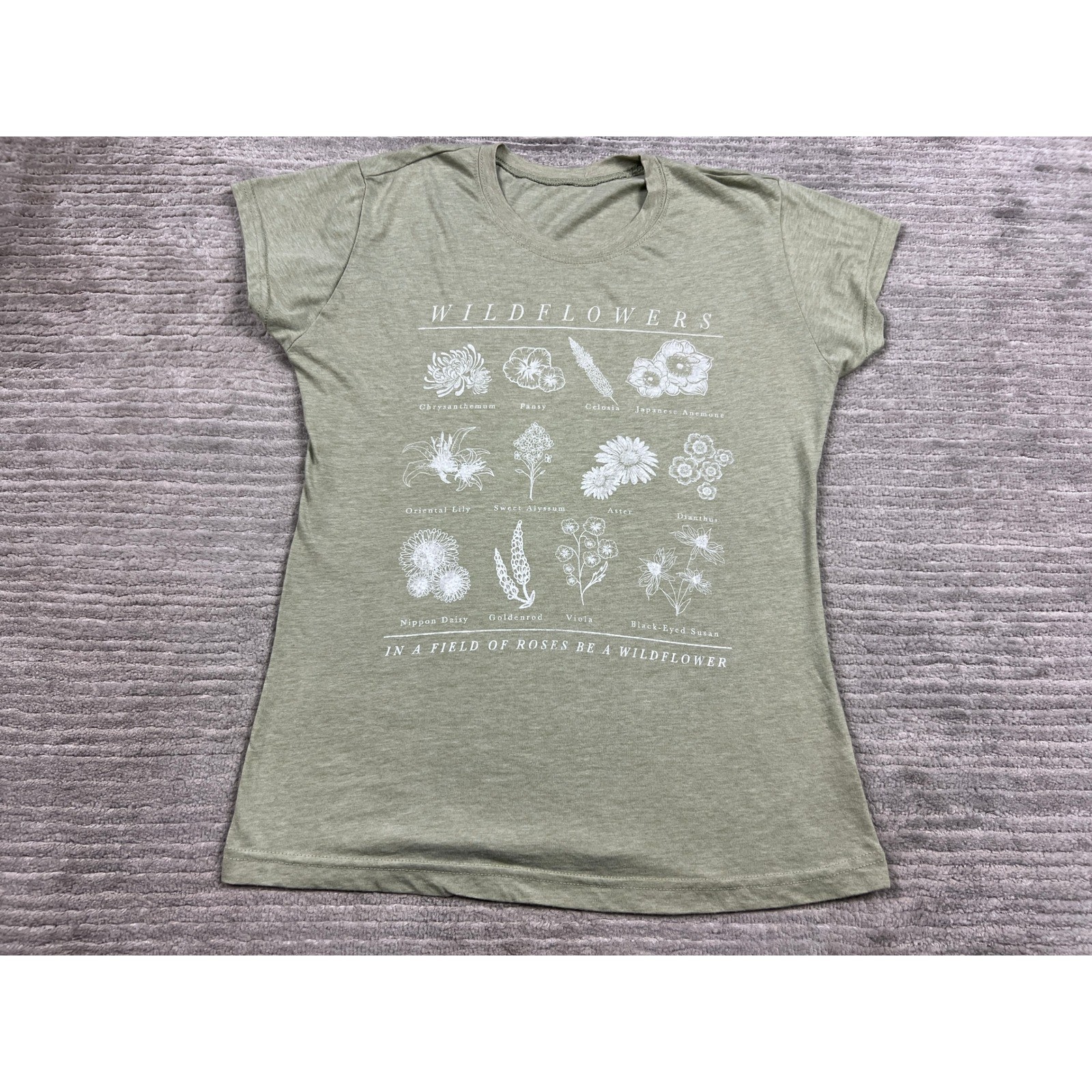 Unbranded Graphic Tee Women Medium Sage Green Wildflowers Botanical Cottagecore