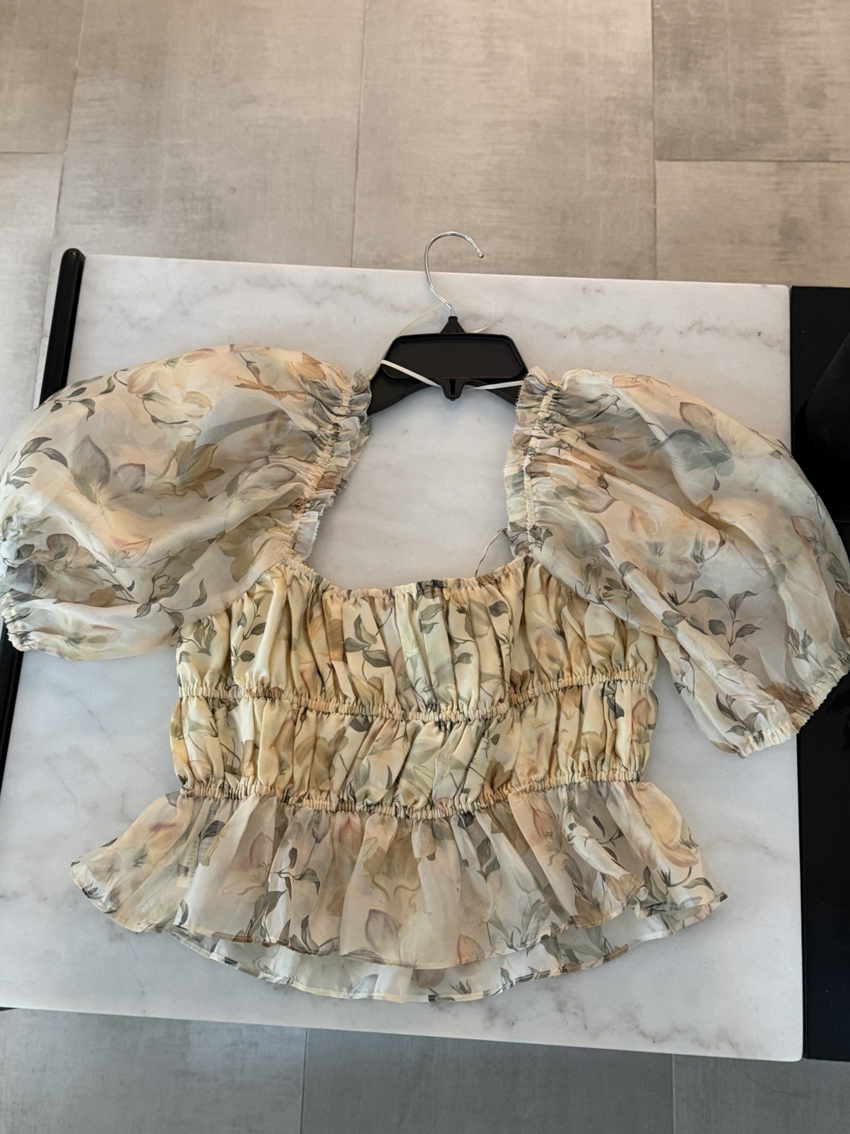 En Saison Beige Floral Chiffon Square Neck Puff Sleeve Smocked Cropped Blouse M