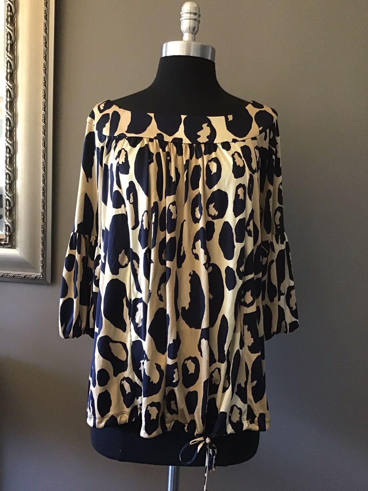 DVF Diane vonFURSTENBERG Gorgeous Animal Print Deep Top Size 2
