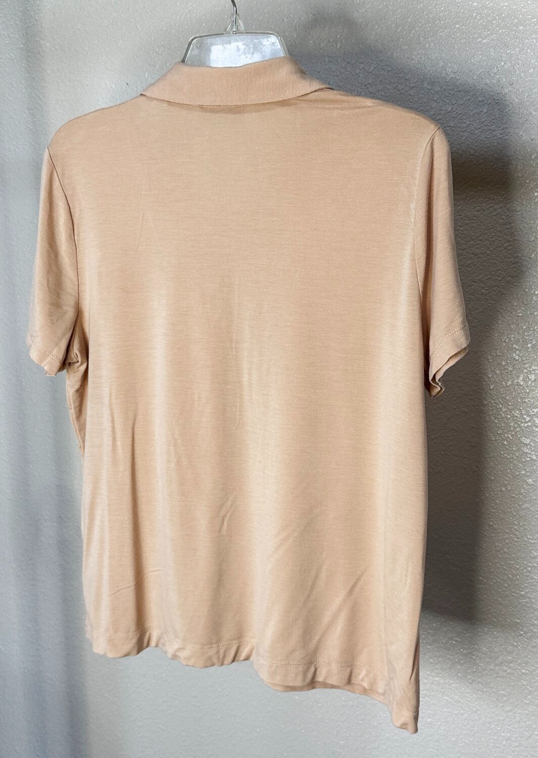 T Tahari Blouse Womens M Beige Short Sleeve Collared Button Up Silky Knit Career