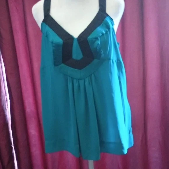 Mix-it emerald green and black trim silky flowy tank – MEDIUM