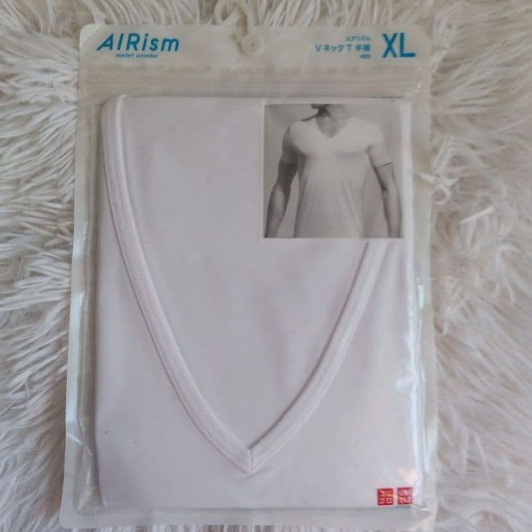 New UNIQLO AIRism V Neck T Shirt XL