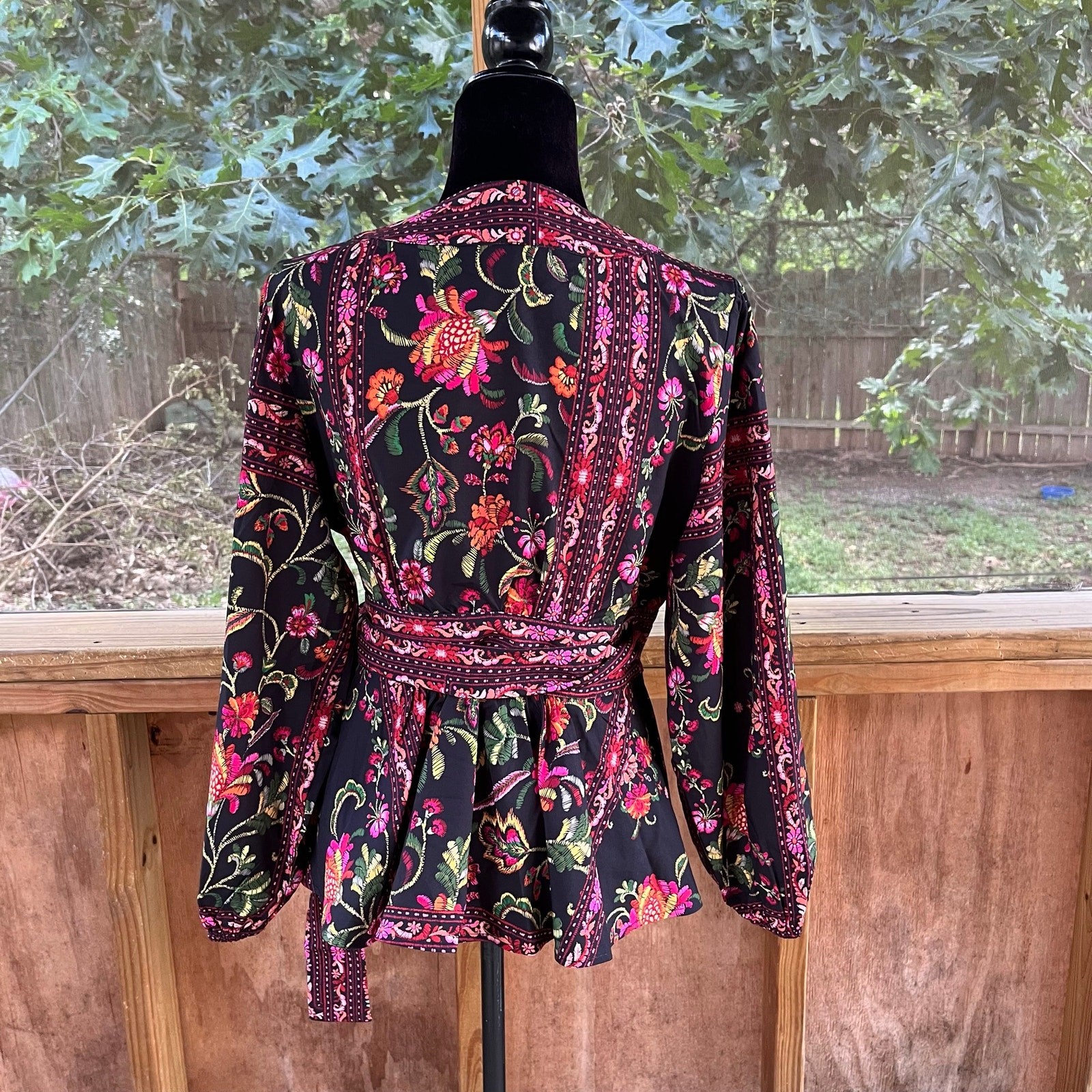 Avara Women’s Taylor Top Black & Red Colorful Full Wrap Top Size L. NEW!