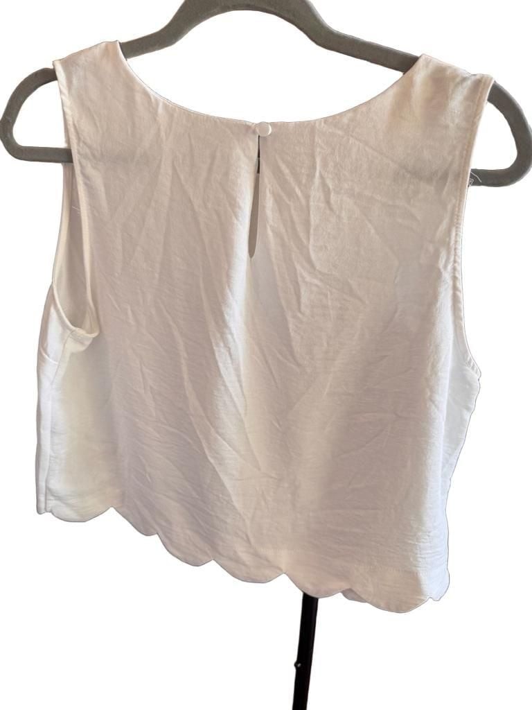 Monteau Los Angeles White Scalloped Hem Sleeveless Tank Top