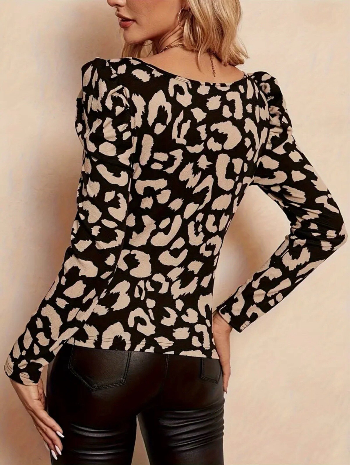 Awesome Women’s Leopard Print Size 12 (XL) Square Neckline Long Sleeve Top