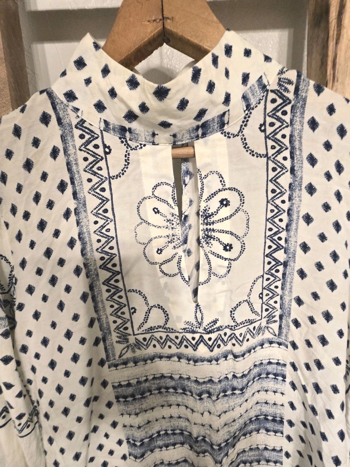 ​Rip Curl Women’s M Blue White Print High Neck Long Sleeve Blouse Keyhole