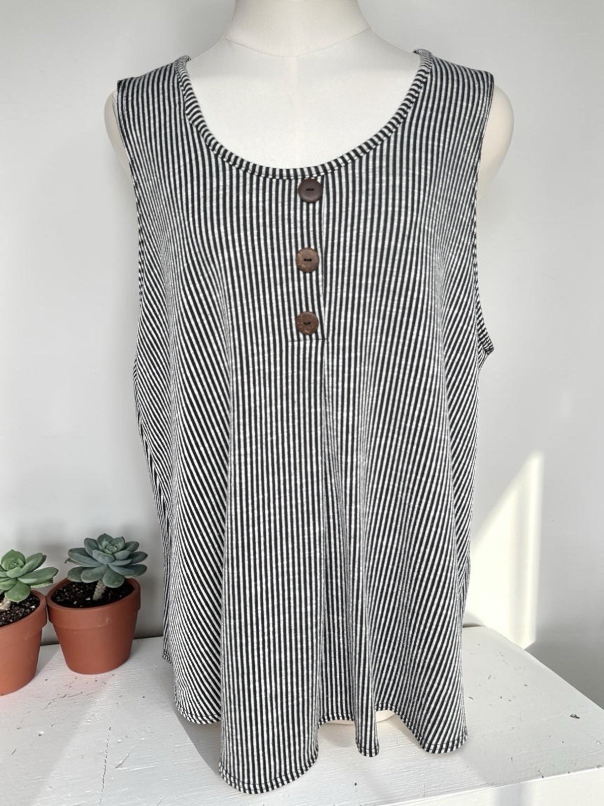 Star Vixen Black/White Stripe/Brown Button Sleeveless Top-3X-Runs Small