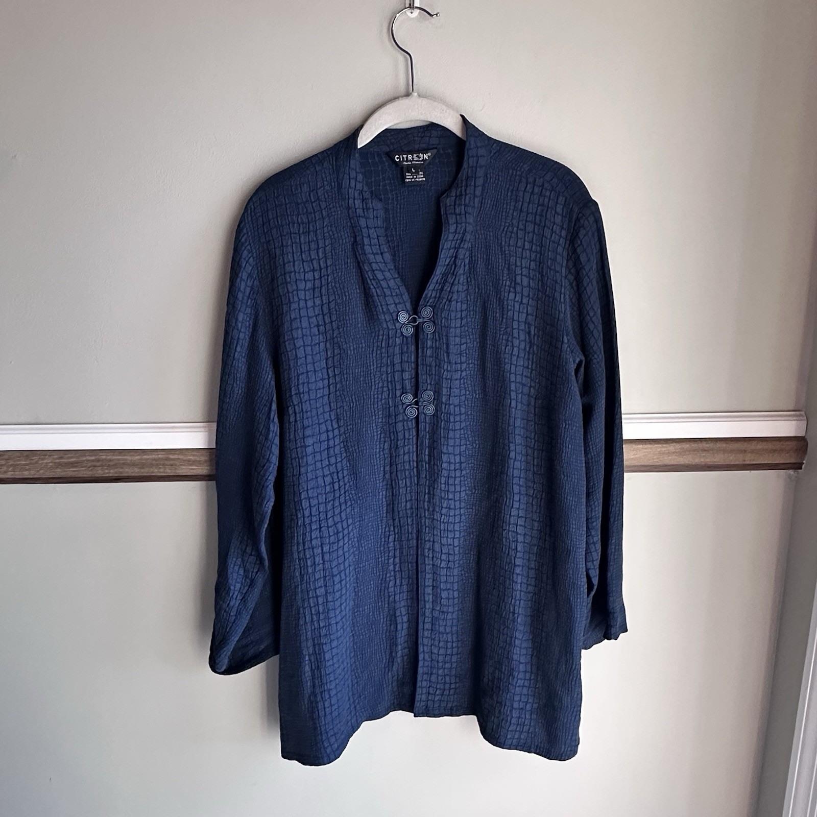 CITRON Santa Monica Blue Crinkle 100% Silk Frog Knot Button Blouse Women’s Large