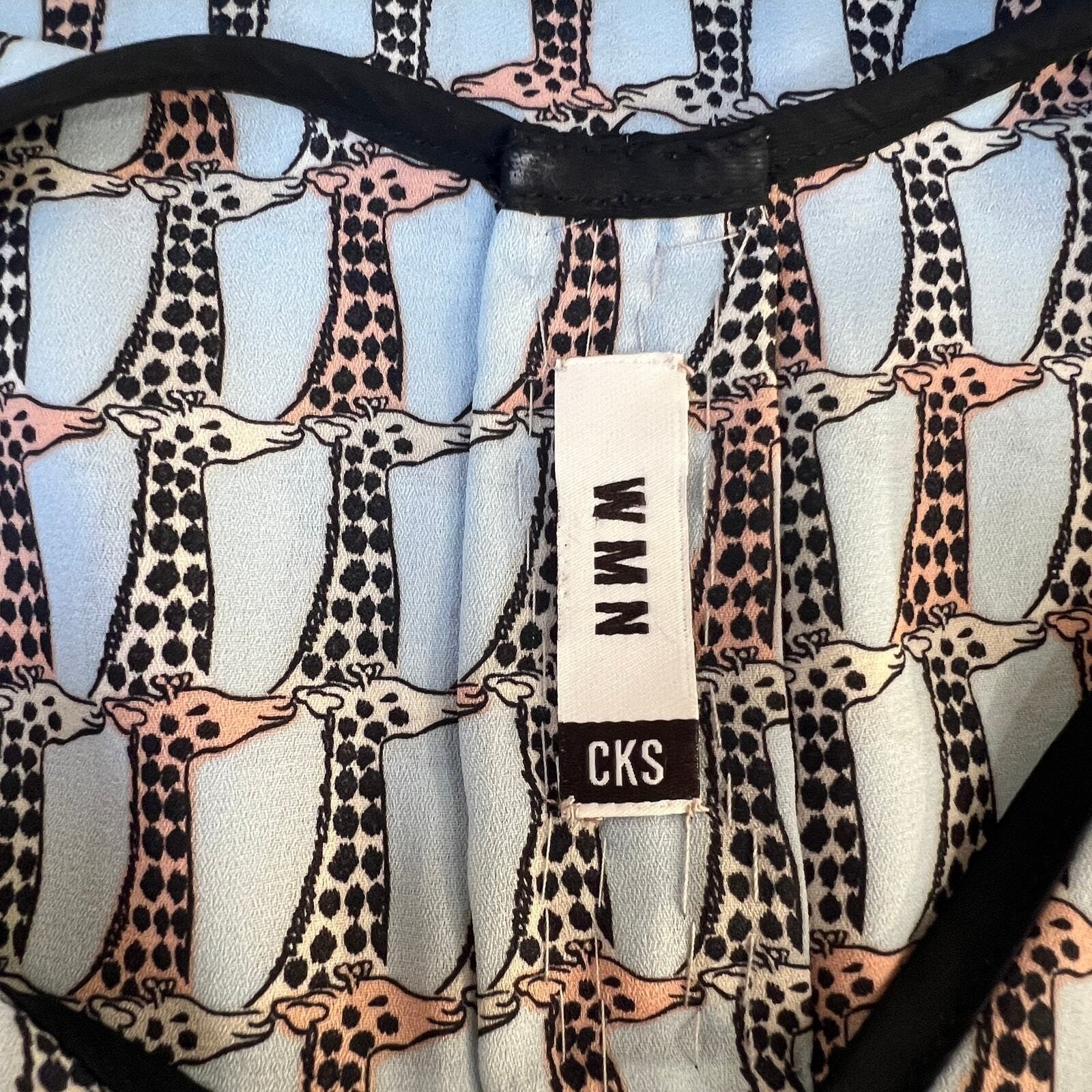 CKS Womens Sleeveless Shirt Giraffe Print V Neckline Blouse Novelty Print Med
