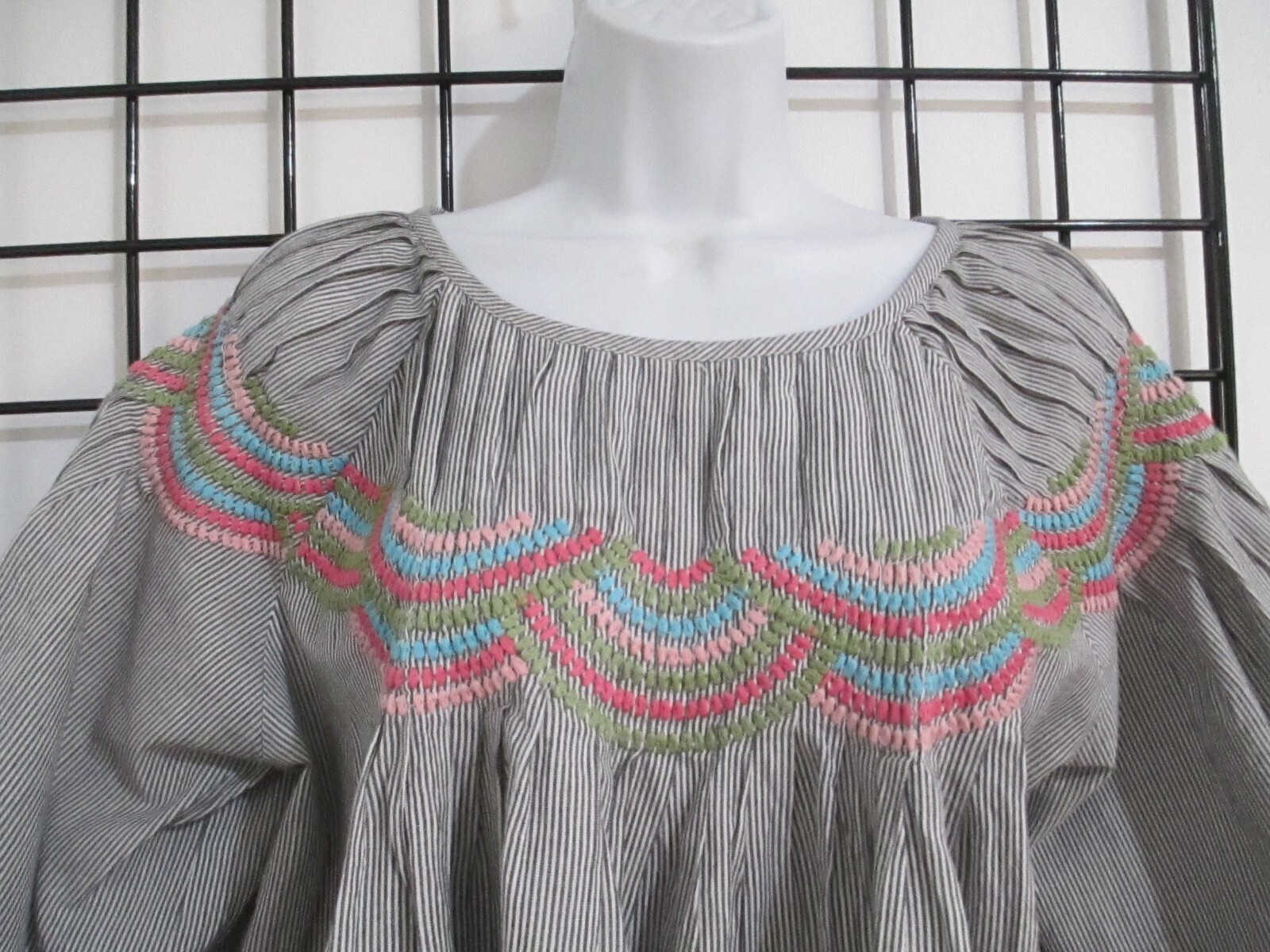 IVY JANE 🌸 SIZE MEDIUM==GRAY & WHITE STRIPED / EMBROIDERED BABY DOLL BLOUSE